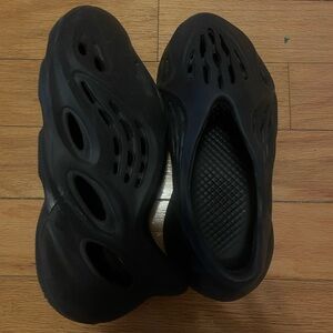 Black Yeezy foam runner size 7 men